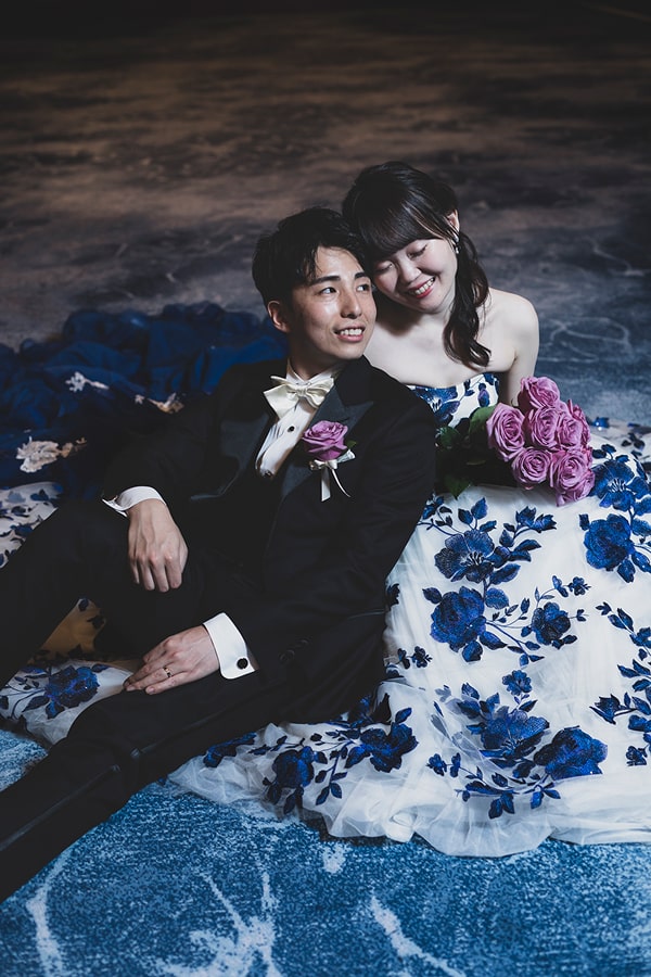 式場の階段を降りる新婦