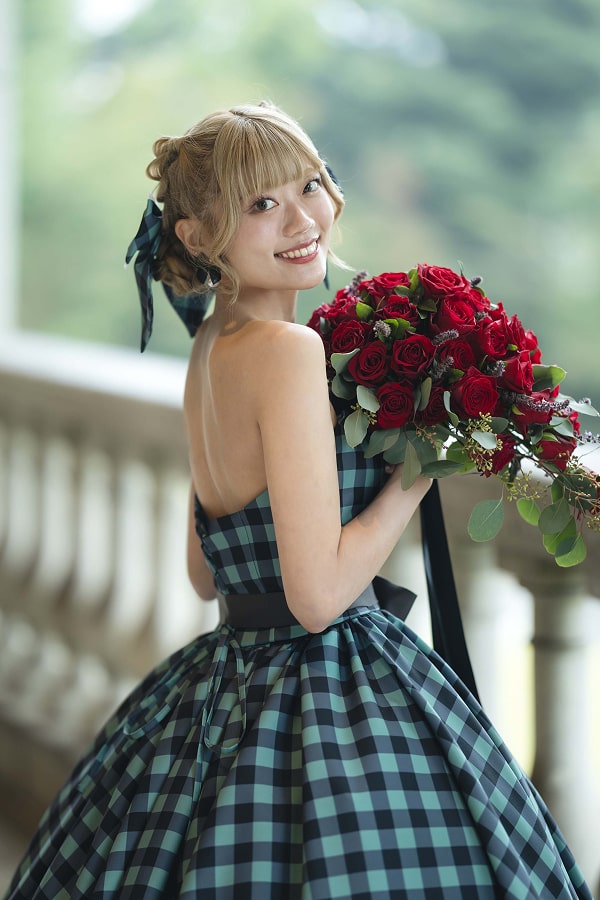 祝福される新郎新婦